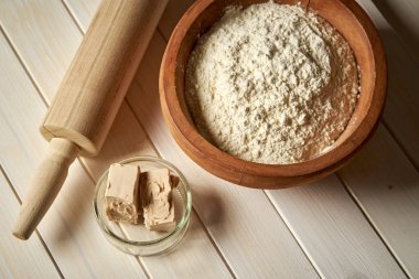 Beyaz mutfak masasında Maya ve haddeleme pin ile un kase üst görünümü