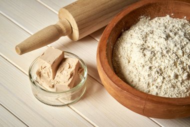 Beyaz mutfak masasında Maya ve haddeleme pin ile un kase üst görünümü