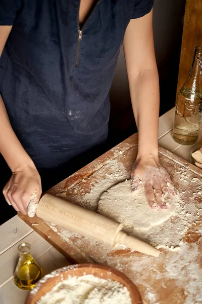 Beyaz masada un ve haddeleme pin ile pasta kurulu kadın rulo hamur — Stok fotoğraf