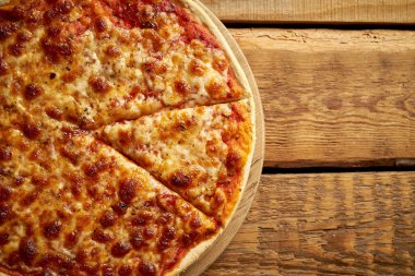 Eski ahşap masada ev yapımı İtalyan pizza margherita üst görünümü