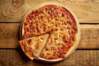 Eski ahşap masada ev yapımı İtalyan pizza margherita üst görünümü