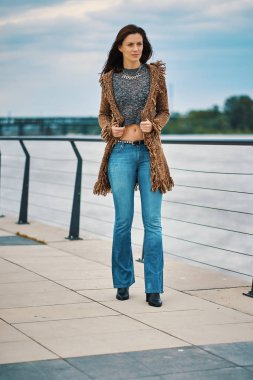 Şehirde Nehirde gezinti üzerinde poz güzel genç kadın