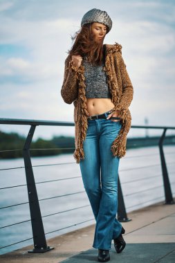 Şehirde Nehirde gezinti üzerinde poz güzel genç kadın