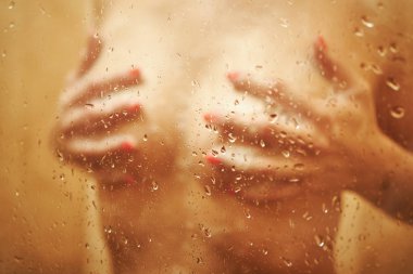 Isliç cam arkasında duş seksi kız bulanık görünümü .