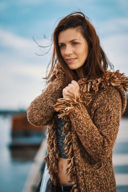 Şehirde Nehirde gezinti üzerinde poz güzel genç kadın