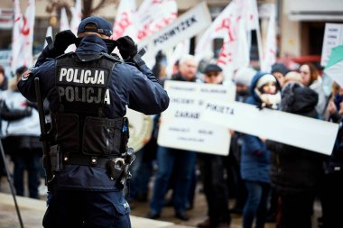Polonya polis departmanı şehir sokaklarında gösteri güvenliğini sağlama.