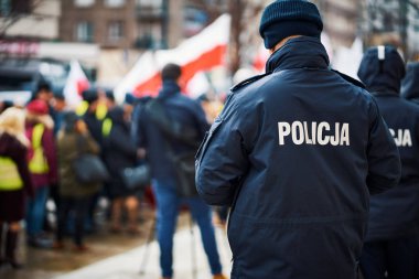 Polonya polis departmanı şehir sokaklarında gösteri güvenliğini sağlama.