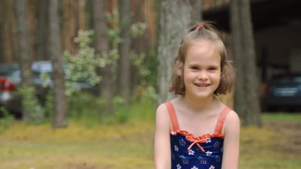 Kis aranyos lány fürdi a medencében a kertben a nyári napon — Stock videók
