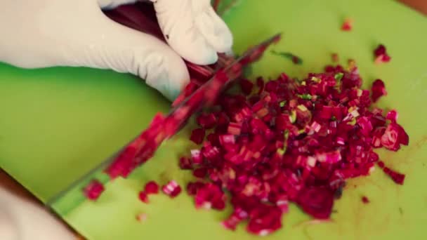 手套中女性双手在木桌上切割小甜菜的特写 — 图库视频影像