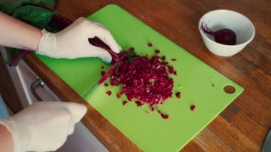 Ahşap masa üzerinde bebek pancarkesme eldiven kadın ellerin görünümü