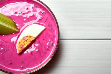 Beyaz masada yumurta ve salatalık ile soğuk Pancar çorbası ile kase