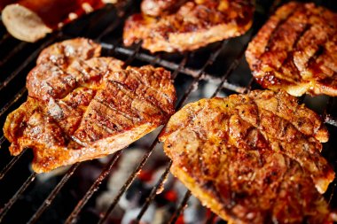 Bahçede barbekü alev ile ızgara sulu sığır biftek