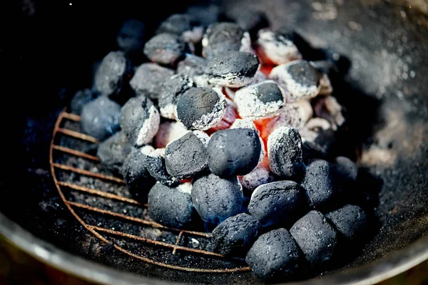 Bahçede yaz gününde metal ızgarada parlayan kömür closeup — Stok fotoğraf