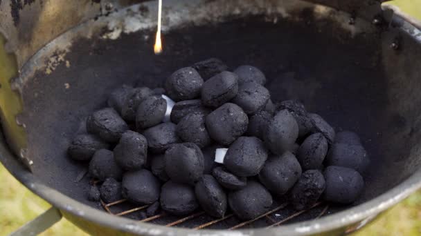 Närbild av glödande kol i metall grill på sommardag i trädgården — Stockvideo