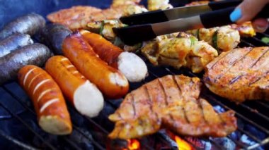 Yavaş çekimde ızgarada sıcak kömürlerde farklı sulu et çeşitleri