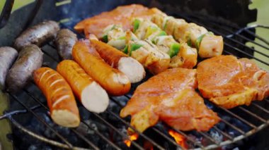 Bahçede ızgara sıcak kömürler sulu etler farklı türleri