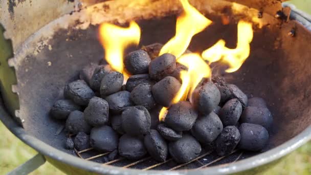 Bahçede yaz gününde metal ızgarada parlayan kömür closeup — Stok video