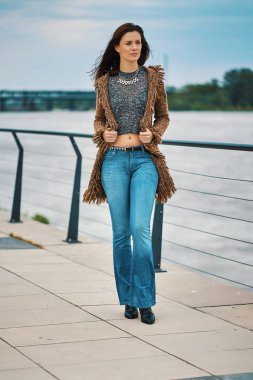 Şehirde Nehirde gezinti üzerinde poz güzel genç kadın