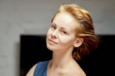 Gri arka planda makyaj olmadan çekici kadın portreler 