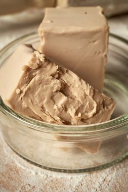 Ahşap masada cam kase taze Maya closeup.