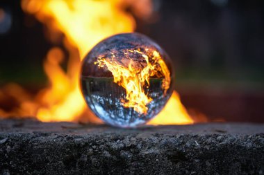 Ormanda bulanık kamp ateşi üzerinde lensball üzerinden ters görünüm