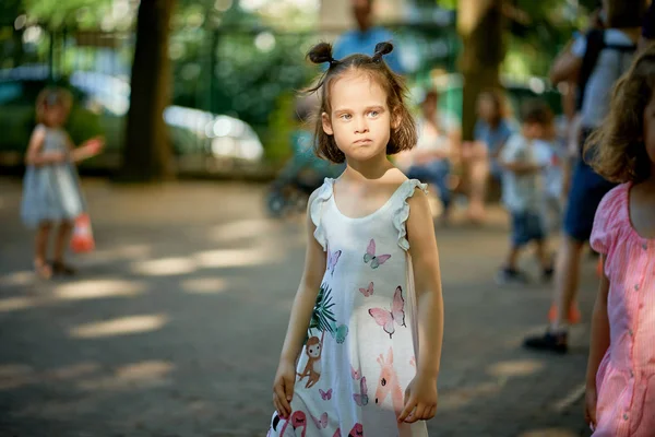 Yaz gününde oyun alanında sevimli küçük kız portresi — Stok fotoğraf