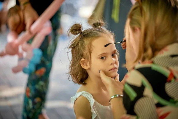 Portret małej dziewczynki podczas malowania twarzy na piknik dziecięcy — Zdjęcie stockowe