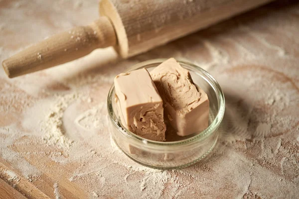 Ahşap masada cam kase taze Maya closeup.