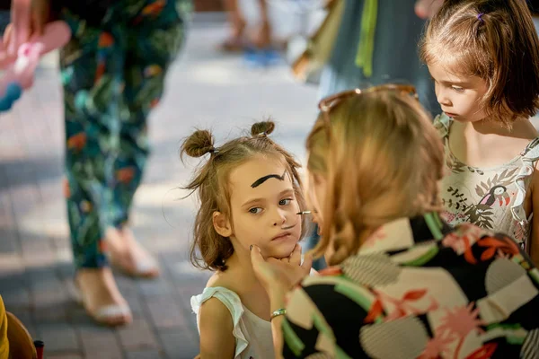 Küçük kız portre çocuk piknik yüz boyama sırasında — Stok fotoğraf