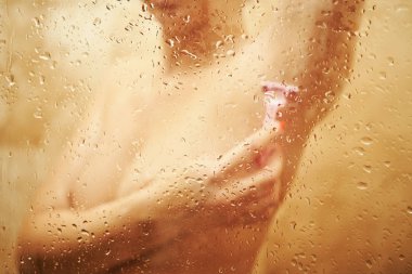 Islak cam arkasında duş seksi kız bulanık görünüm tıraş .