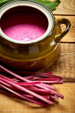 Ahşap masa üzerinde genç pancar ile soğuk pancar çorbası ile eski vazo