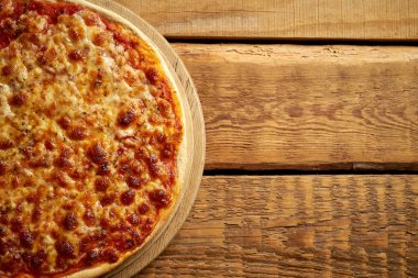Eski ahşap masada ev yapımı İtalyan pizza margherita üst görünümü