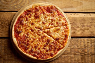 Eski ahşap masada ev yapımı İtalyan pizza margherita üst görünümü