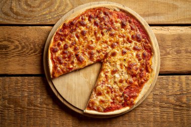 Eski ahşap masada ev yapımı İtalyan pizza margherita üst görünümü