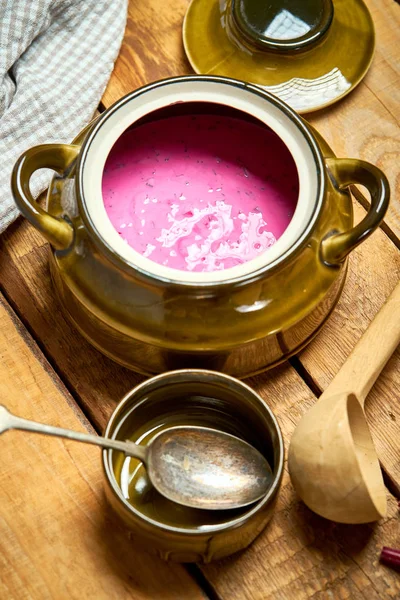 Régi váza hideg cékla leves és kanállal rusztikus fából készült asztal — Stock Fotó