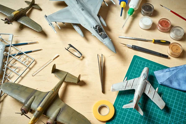 Ahşap masa üzerinde yeşil ped aksesuarları ile plastik model ölçeğinde üst görünümü