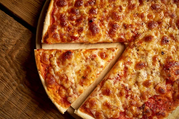 Eski ahşap masada ev yapımı İtalyan pizza margherita üst görünümü