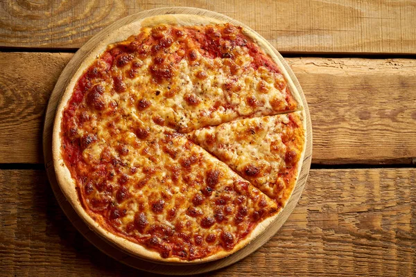 Vista superior de la margherita de pizza italiana casera sobre una vieja mesa de madera —  Fotos de Stock