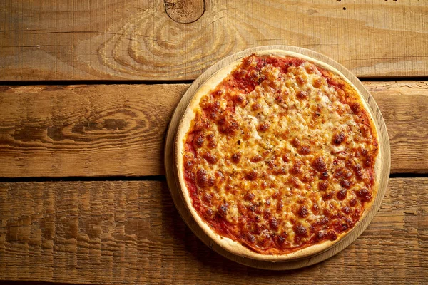 Eski ahşap masada ev yapımı İtalyan pizza margherita üst görünümü