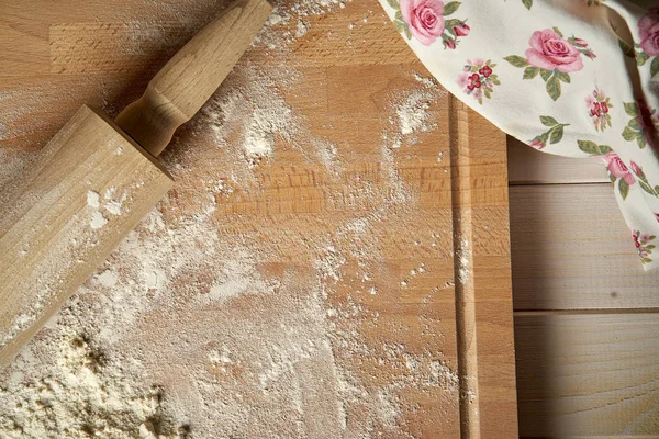 Pasta tahtası üzerinde haddeleme pin ahşap masa üzerinde un ile serpilir — Stok fotoğraf