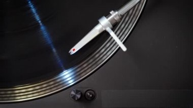 LP kaydı ile siyah modern pikap üzerinde üst görünüm