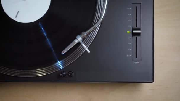 Vista superior en tocadiscos negro moderno con disco LP giratorio — Vídeo de stock