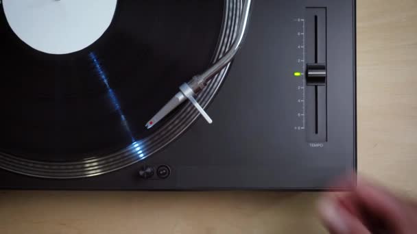 Κορυφαία προβολή σε μαύρο μοντέρνο πικάπ με περιστρεφόμενο LP αρχείο — Αρχείο Βίντεο