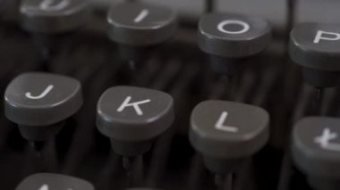 eski gri daktilonun anahtarları