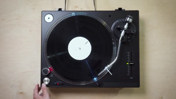 Вид зверху на чорний сучасний поворотний стіл з обертовим записом LP — стокове відео