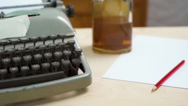 Old gray typewriter and blank paper — Stock Video