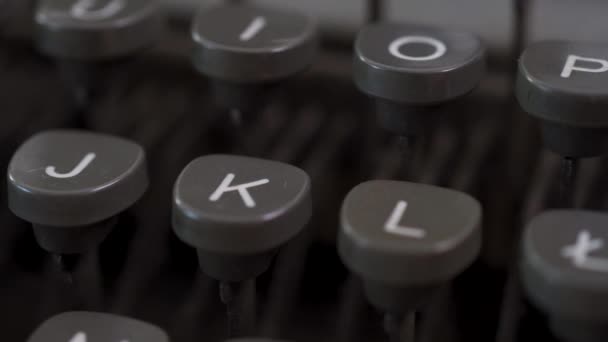 Keys of an old gray typewriter — Stock Video