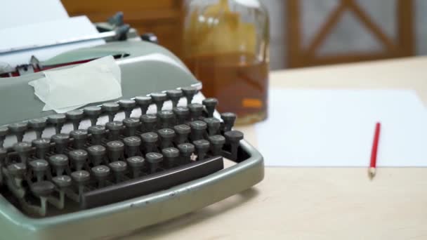 Vecchia macchina da scrivere grigia e carta bianca — Video Stock