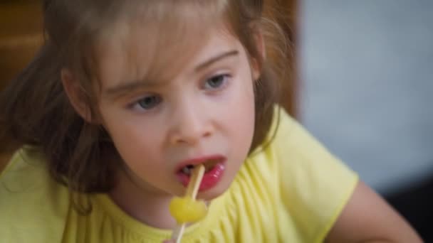 Belle petite fille mangeant une délicieuse crème glacée colorée — Video