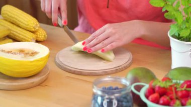 sulu sarı kavun doğrayarak pembe bir bluz kadın